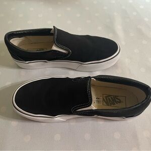 VANS Off the Wall Women’s Size 8 / Men’s size 6.5. EUC.  Dog friendly home.